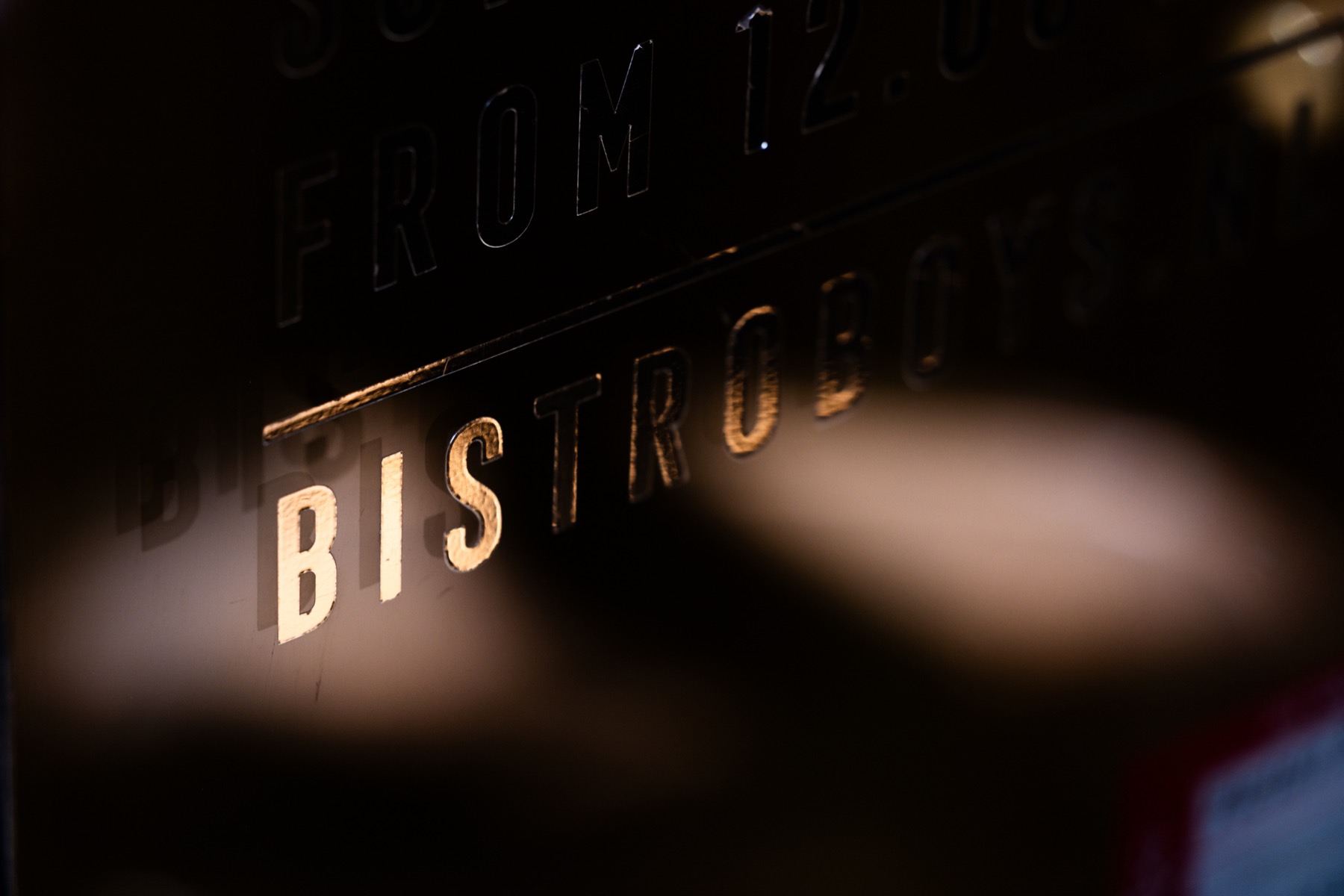 Het gouden raamopschrift bistroboys.nl