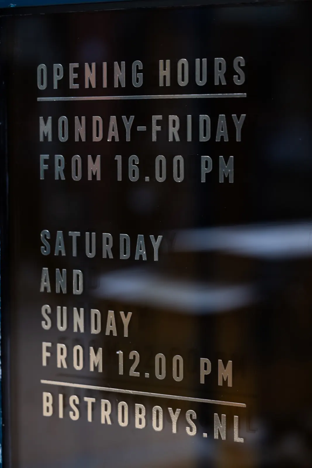 Openingstijden op het raam