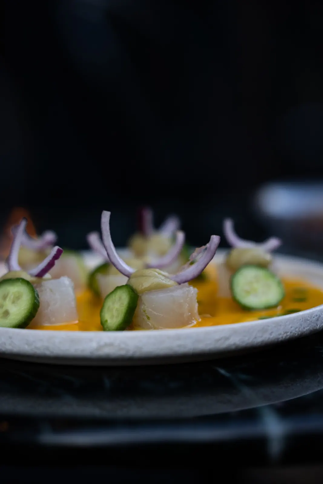 Schelvis met komkommer, mango en rode ui